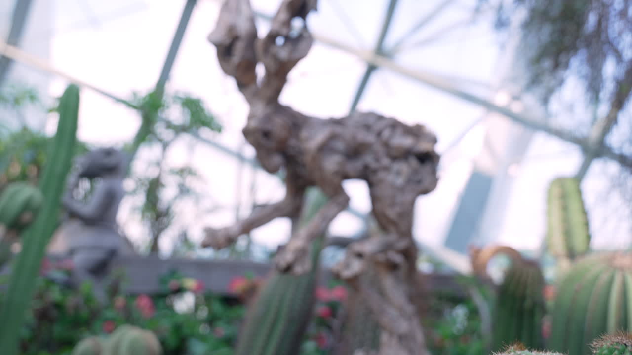 exposición de esculturas en los jardines de la bahía en singapur