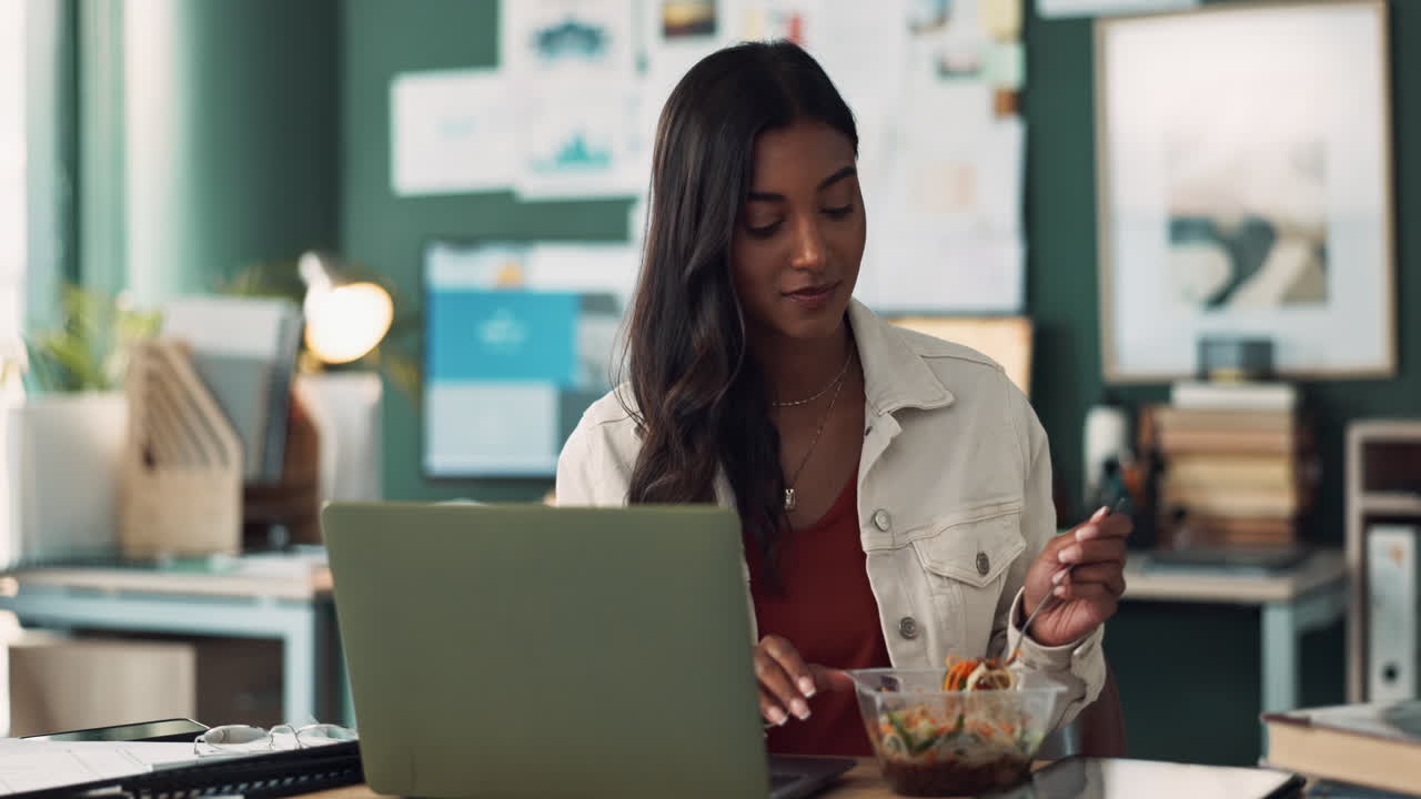 Woman eating lunch at her desk
