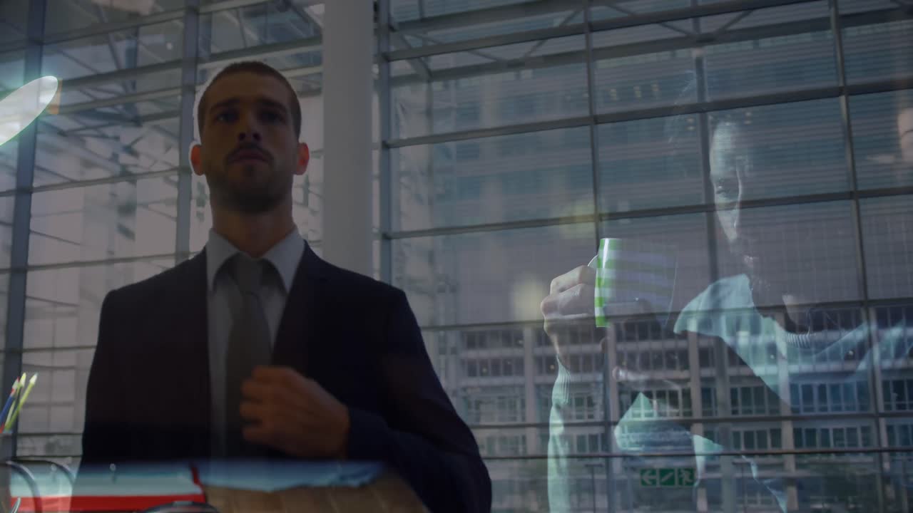 animación de un hombre caucásico con teléfono inteligente y café sobre un hombre de negocios en el aeropuerto