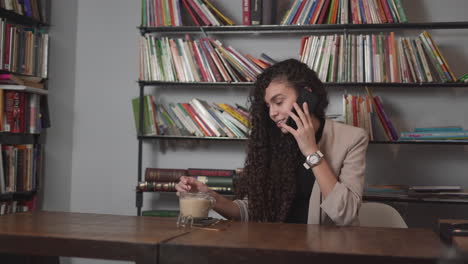 una mujer joven estudiando en un café.