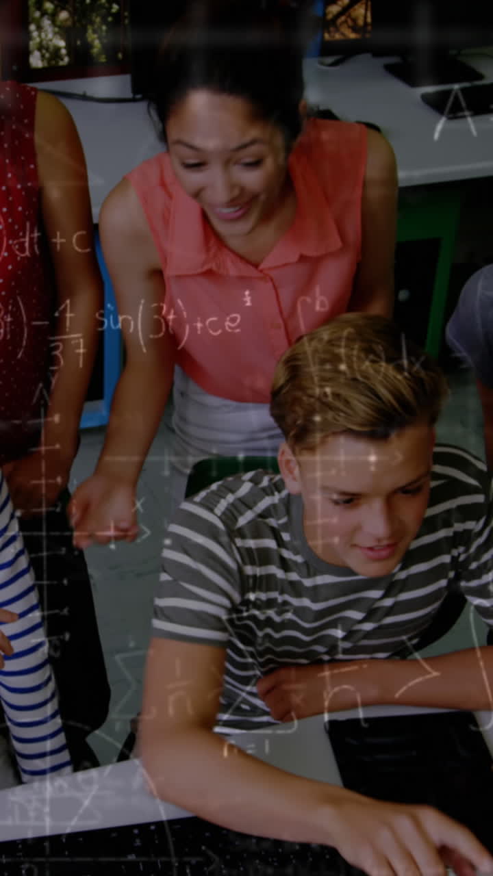 animación de dibujos matemáticos sobre estudiantes sonrientes usando computadora