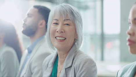 Cara,-Sonrisa-Y-Una-Mujer-Asiática-De-Negocios