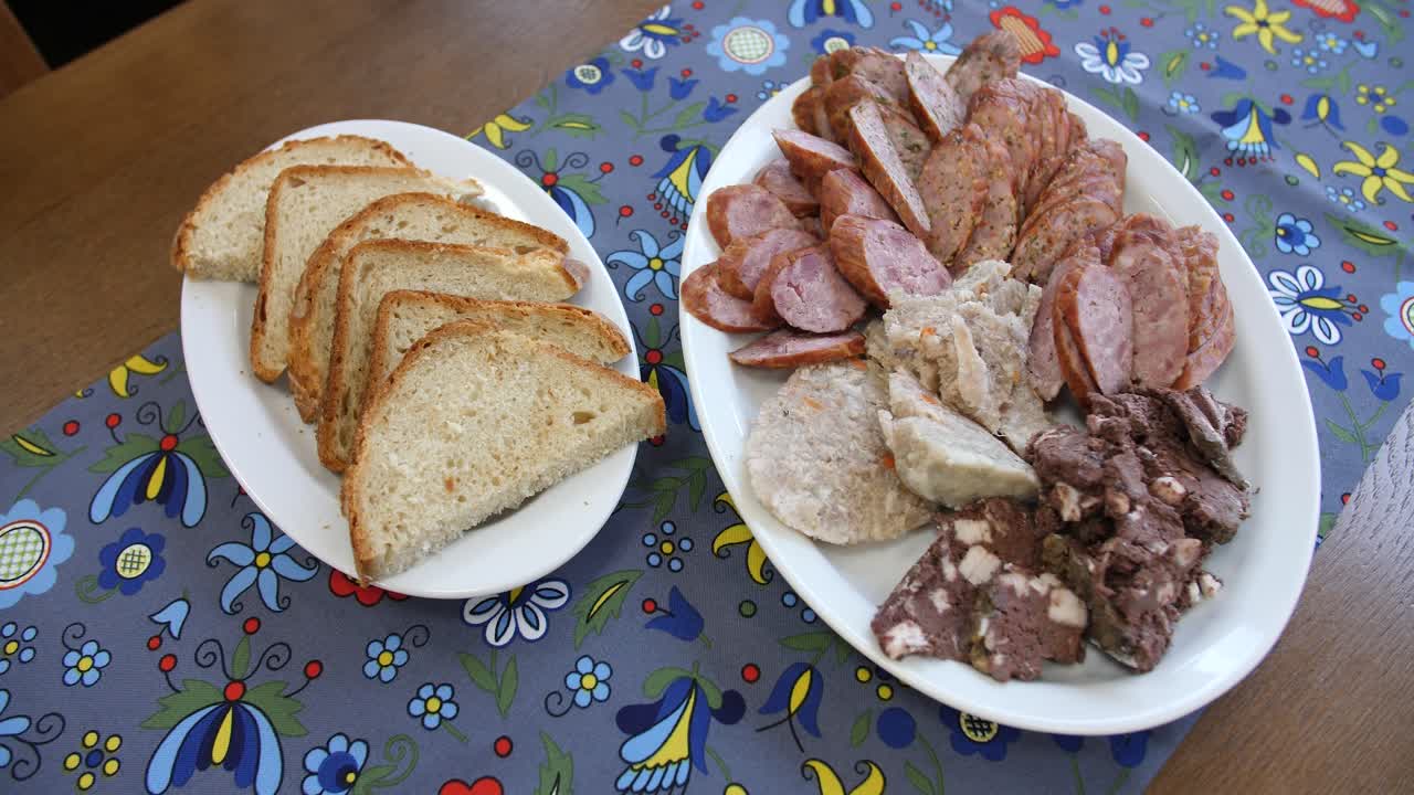 selección de buffet de salchichas de venado en una tabla de madera con plato de almuerzo de carne en rodajas y queso servido con pan de centeno y ensaladas