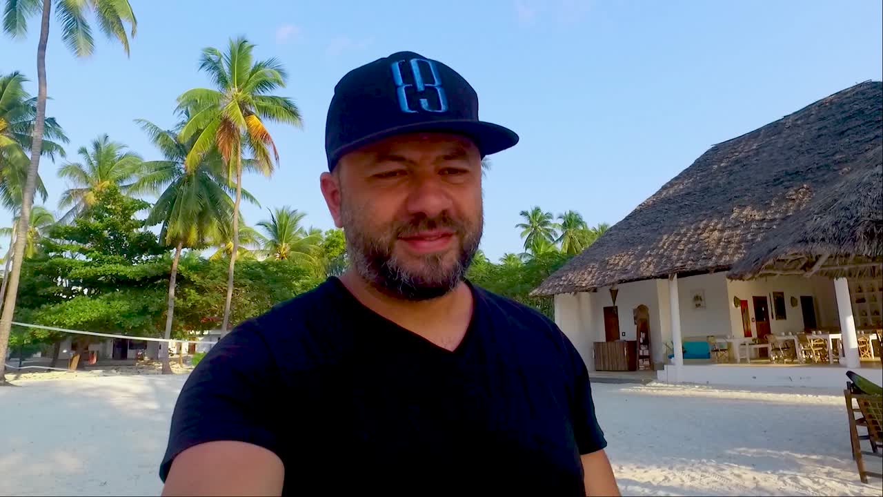 un turista hace un vlog en la playa de jambiani zanzíbar