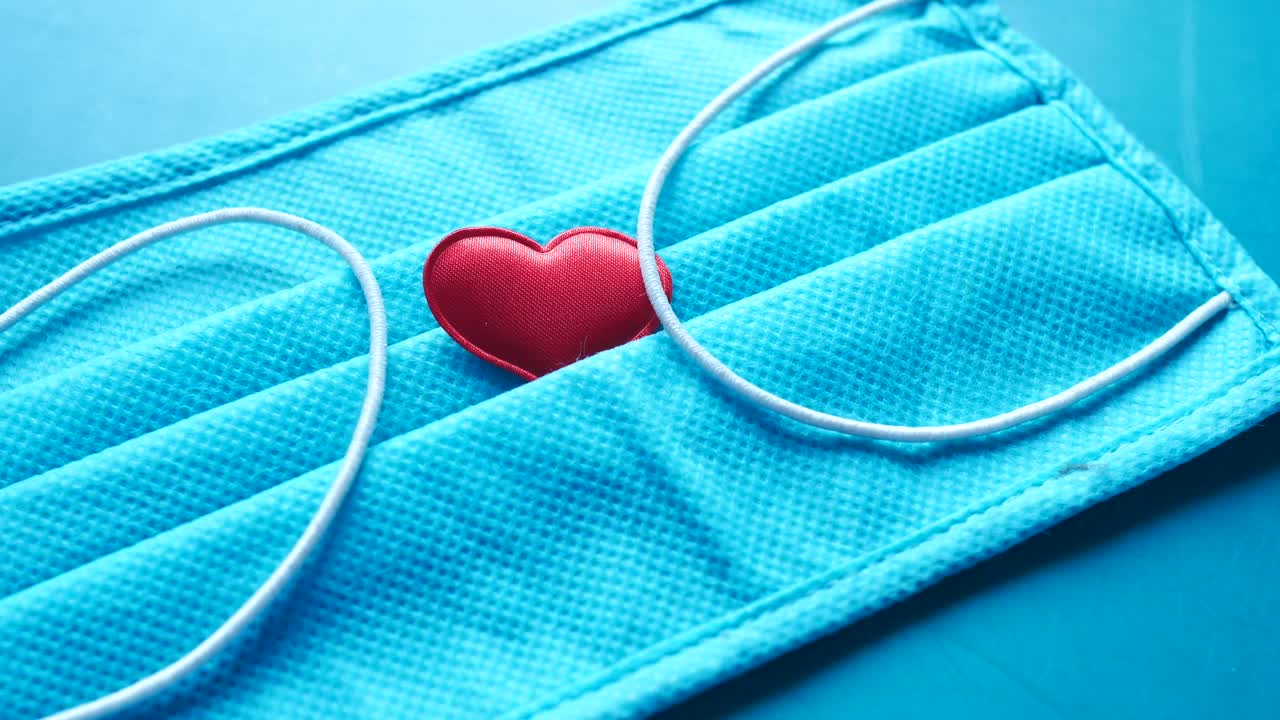 빨간 심장을 가진 파란색 얼굴 마스크