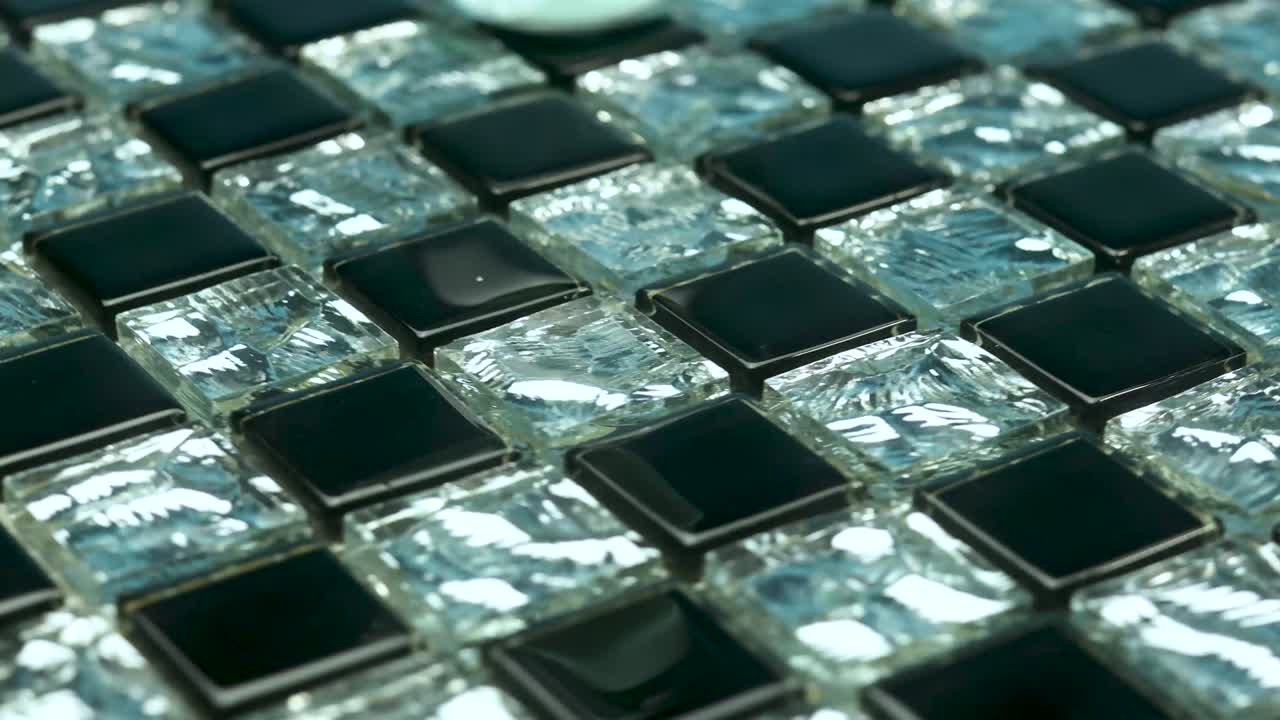 el mosaico blanco y negro gira en círculo.