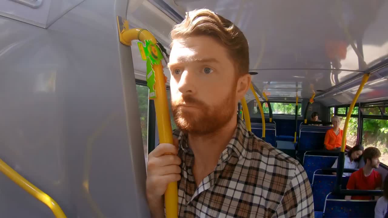 버스 4k 에 서 있는 사람