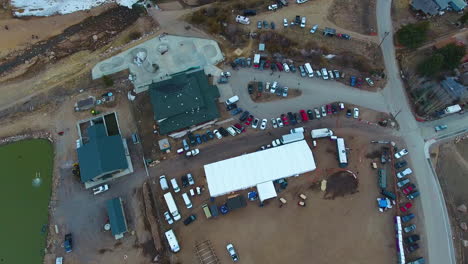 Imágenes-Aéreas-De-Nederland-Colorado-En-El-Sitio-Del-Festival-Frozen-Dead-Guy-Days