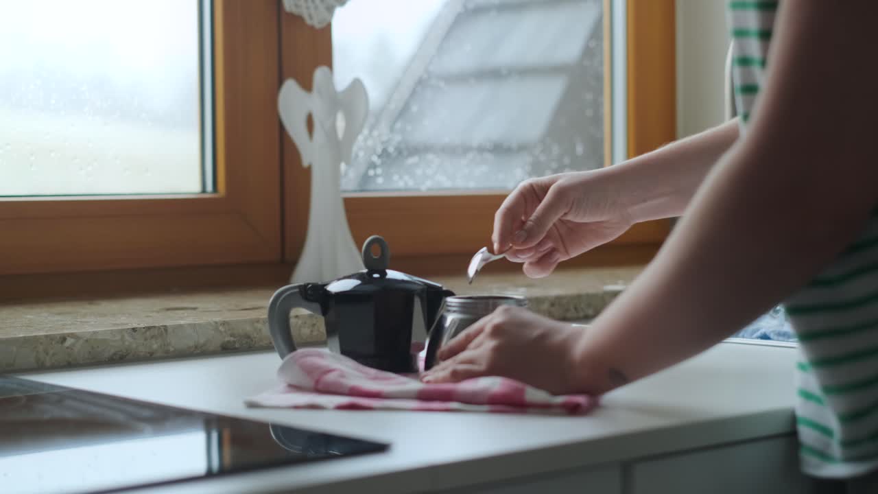 집에서 커피를 만드는 것