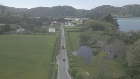 Sete-Cidades,-Portugal,-Con-Exuberantes-Campos-Verdes,-Una-Carretera-Y-Un-Lago,-Vista-Aérea