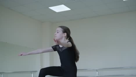 joven bailarina en la lección de estudio. rendimiento de entrenamiento. postura de ejercicio de estiramiento. bailarina practica técnica de equilibrio. elegancia clásica fitness.