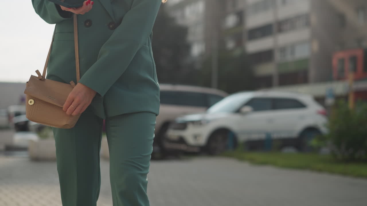 여자가 전화로 전화를 받고 가방에서 가 ⁇ 을 꺼 ⁇ 니다.