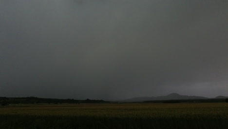 Tormenta-En-Tiempo-Real-Con-Relámpagos-Que-Iluminan-El-Cielo-Sobre-El-Campo-Rural,-Condiciones-Climáticas-Extremas-Y-Cambio-Climático