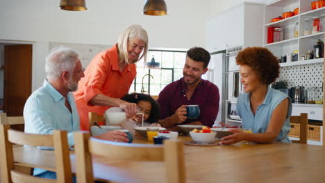Familie-Mit-Mehreren-Generationen-Zu-Hause-Genießt-Das-Frühstück-Gemeinsam-Am-Tisch-Sitzend
