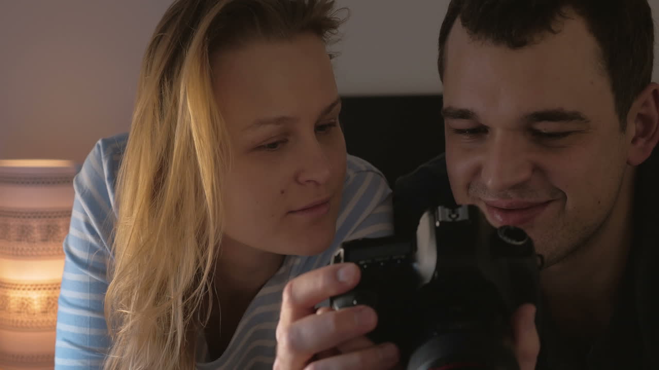 젊은이들이 카메라를 통해 사진을 보고 있습니다.