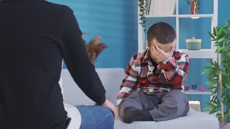 un joven enano frustrado, triste y discapacitado charlando con su mejor novio en casa.