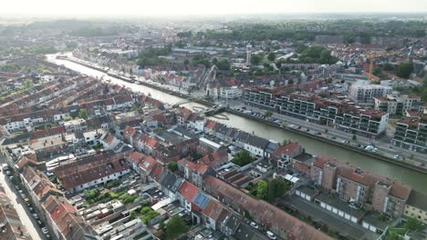 Breite-Antenne-über-Wondelgemstraat-Viertel-In-Gent-Stadt-Mit-Kanälen,-Verkehr-Und-Häusern