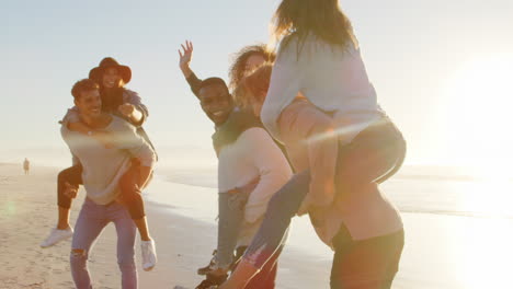 un grupo de amigos que tienen una carrera de mochilero en la playa de invierno juntos