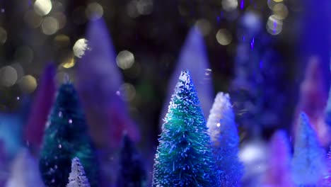 tiro nocturno en cámara lenta de nieve brillante cayendo encima del árbol de cepillo de botella vintage