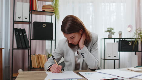 Geschäftsfrau-Bereitet-Finanzbericht-Vor,-Macht-Präsentation,-Schreibt-Notizen-Und-Papierkram-Im-Home-Office