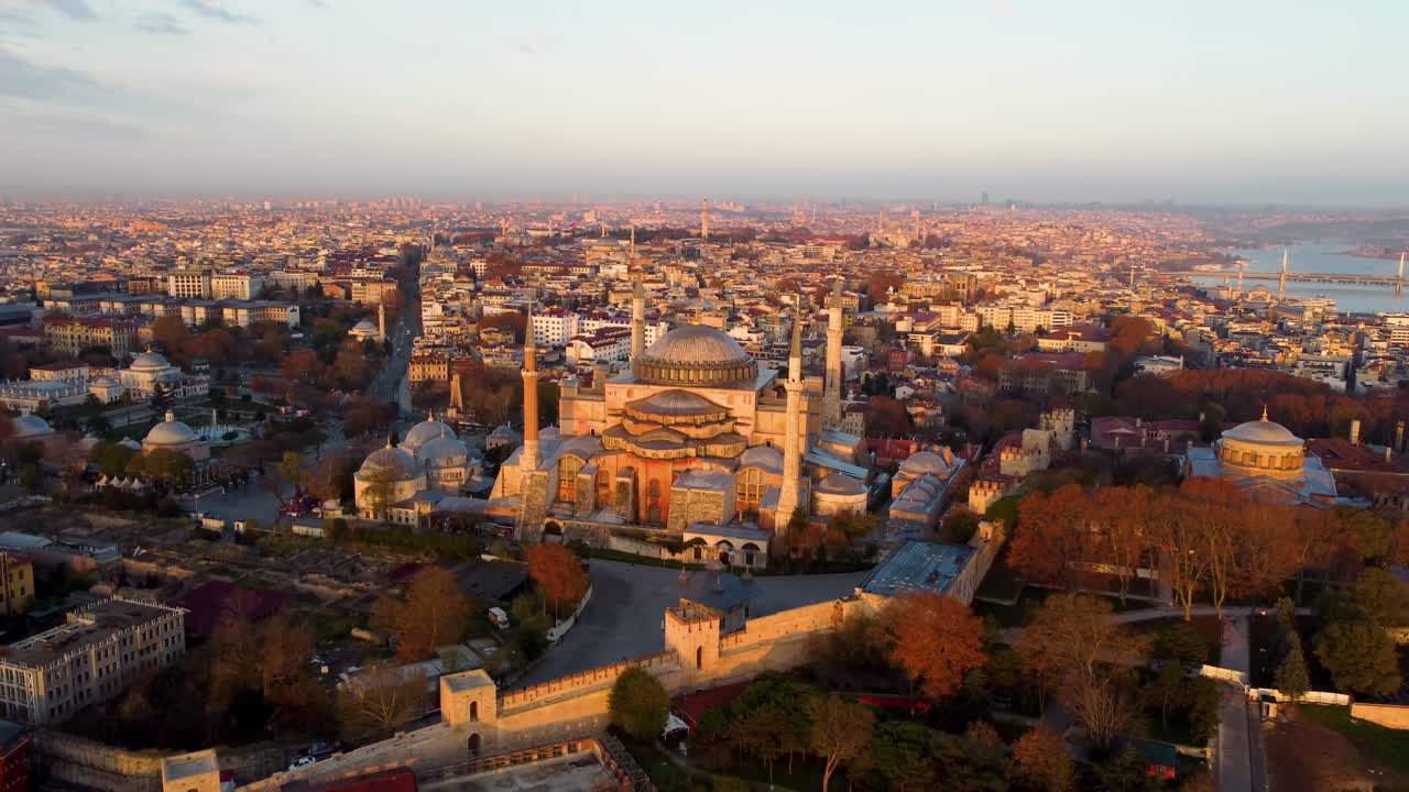 vista aérea del cuerno de oro de estambul al amanecer.