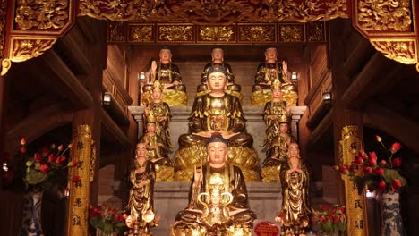 decorativo interior dorado de un antiguo templo chino en la región montañosa de ninh ninh en el norte de vietnam