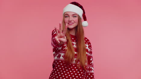 cuenta atrás para la celebración de las vacaciones de navidad, la chica cuenta en orden inverso de cinco a uno, bailando