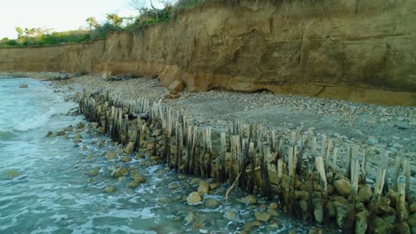 piedra de la playa de popa y barrera de madera contra la erosión del mar, república dominicana