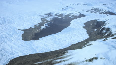 vista aérea de un glaciar en una cordillera nevada