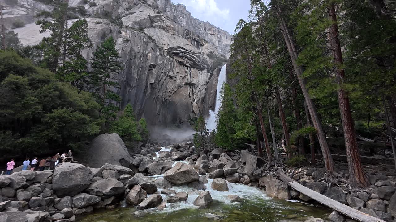 Cachoeira majestosa caindo por um penhasco rochoso no Parque Nacional de Yosemite