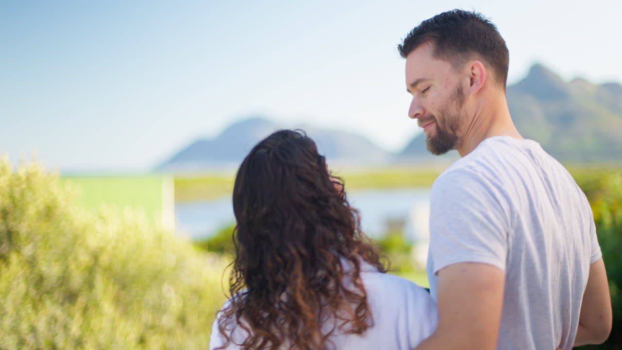 커플, 휴가 그리고 아침에 커피와 함께 키스