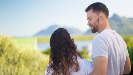 pareja, vacaciones y besos con café por la mañana