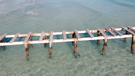 vuelo sobre el muelle de la playa de muro