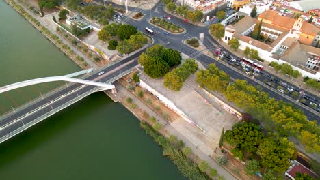 Overhead-Aufnahme-Von-Der-Barqueta-Brücke-Zum-Macarena-Viertel