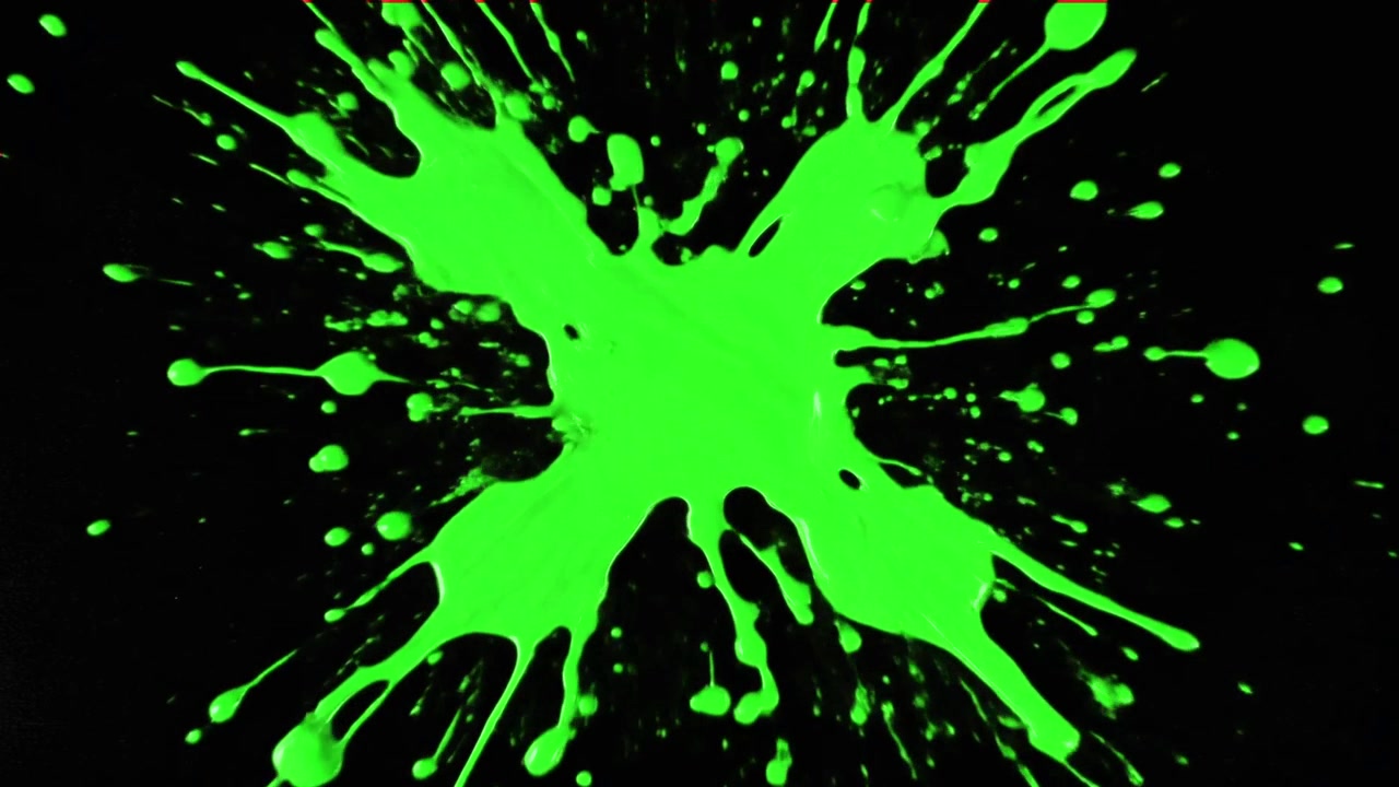 Schizzi di vernice verde brillante su sfondo nero