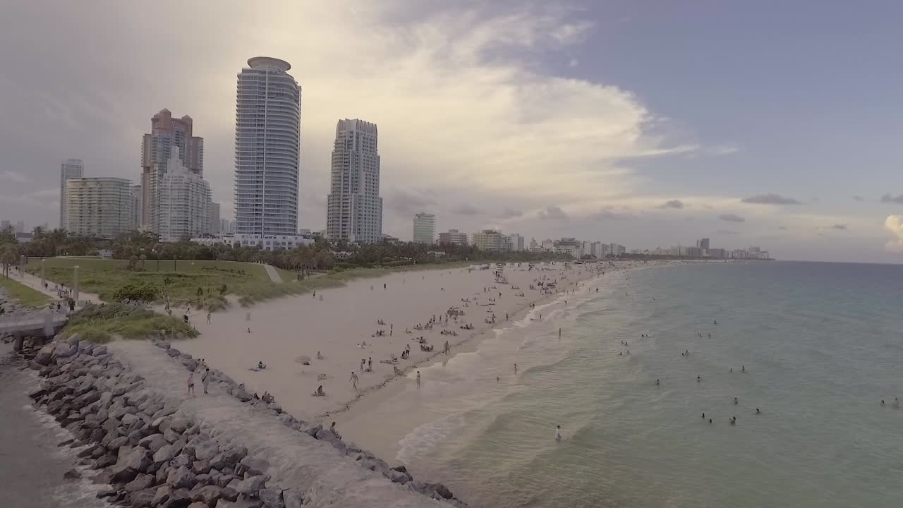 antena sobre miami florida con playas y rascacielos
