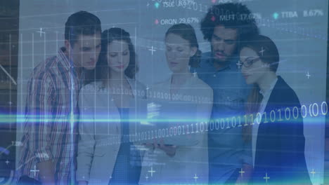 animación del procesamiento de datos financieros sobre diversas personas de negocios en la oficina