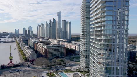 Imágenes-Aéreas-De-Drones-De-4k-De-Apartamentos-Y-Vistas-A-La-Ciudad-De-Puerto-Madero-Con-Cielos-Azules-En-Buenos-Aires,-Argentina