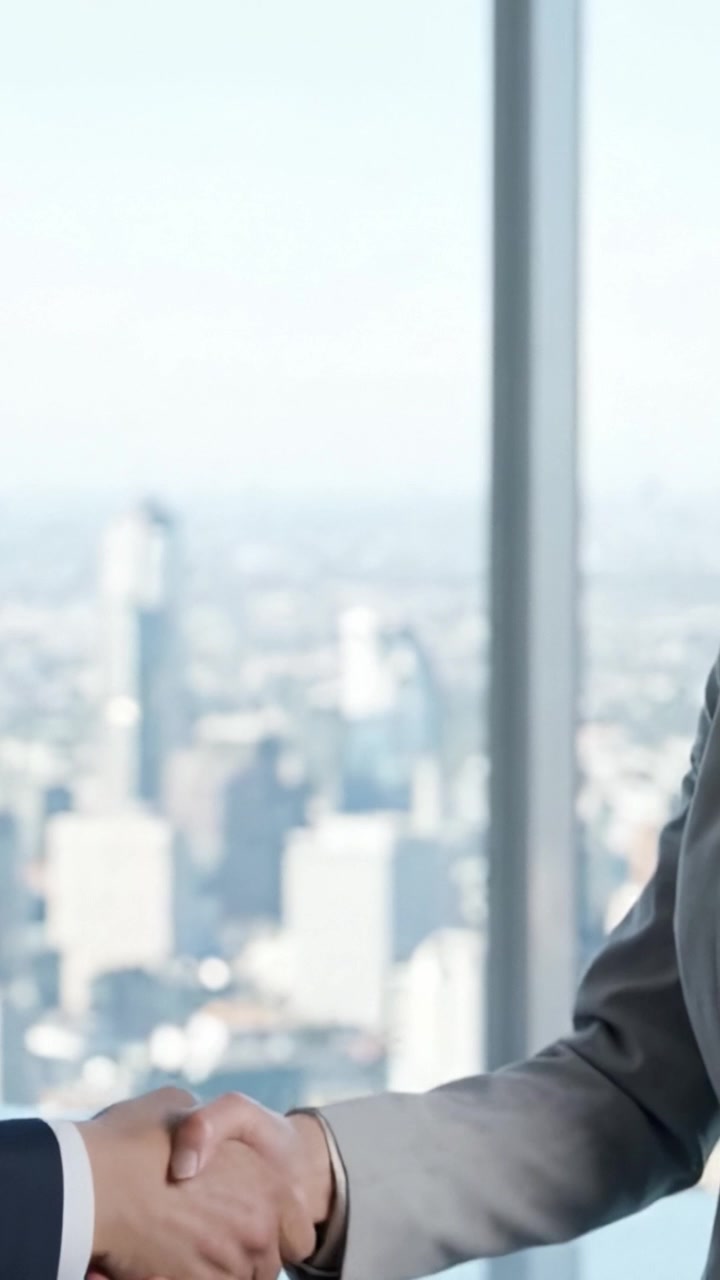 Una discussione professionale in uno spazio di lavoro moderno con vista sullo skyline della città sullo sfondo, con due individui impegnati in una conversazione