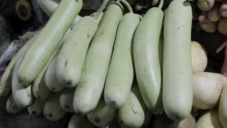 verduras frescas de calabaza orgánica cruda en la tienda minorista para la venta por la noche