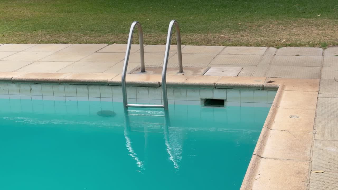 Den lave ende af en pool på et resort nær Cape Town