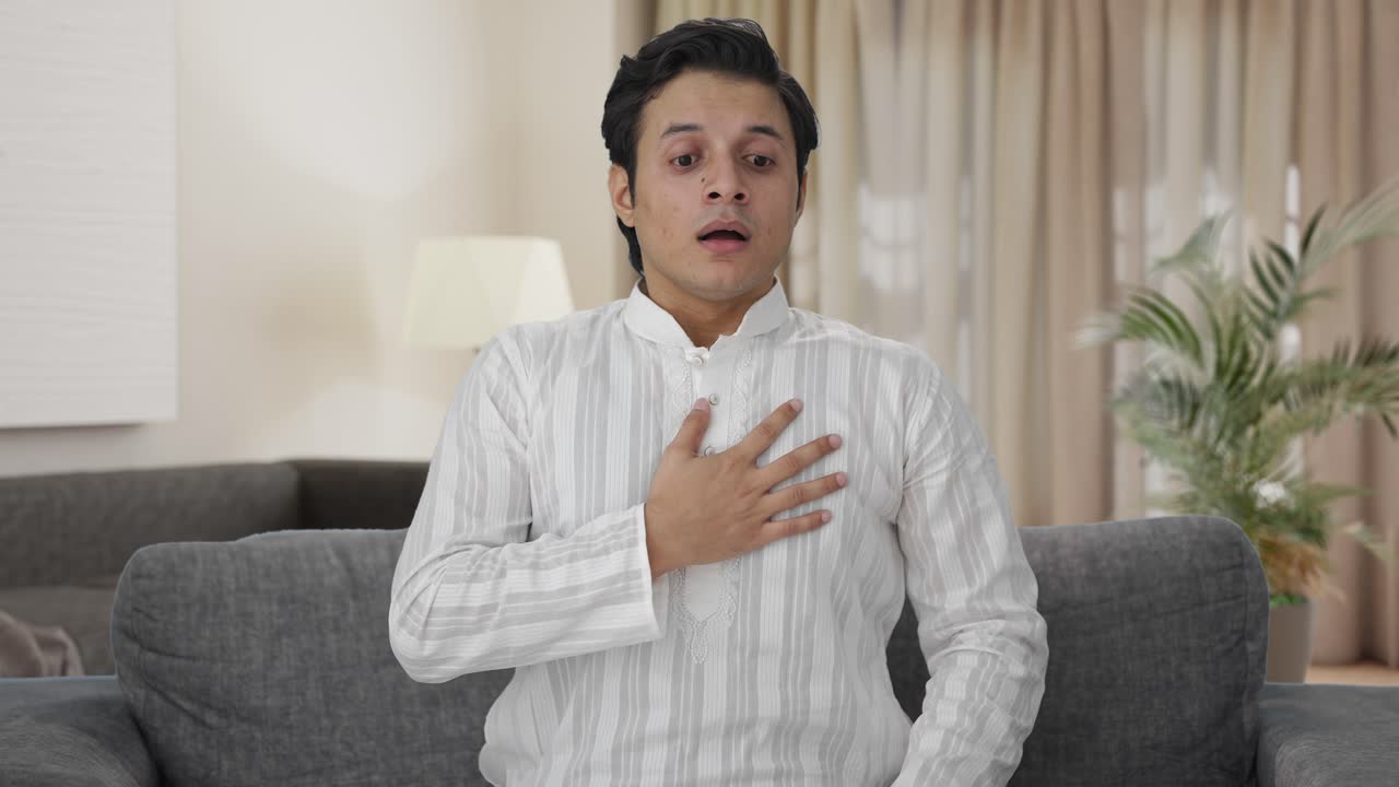 Uomo indiano che ha un attacco d'asma