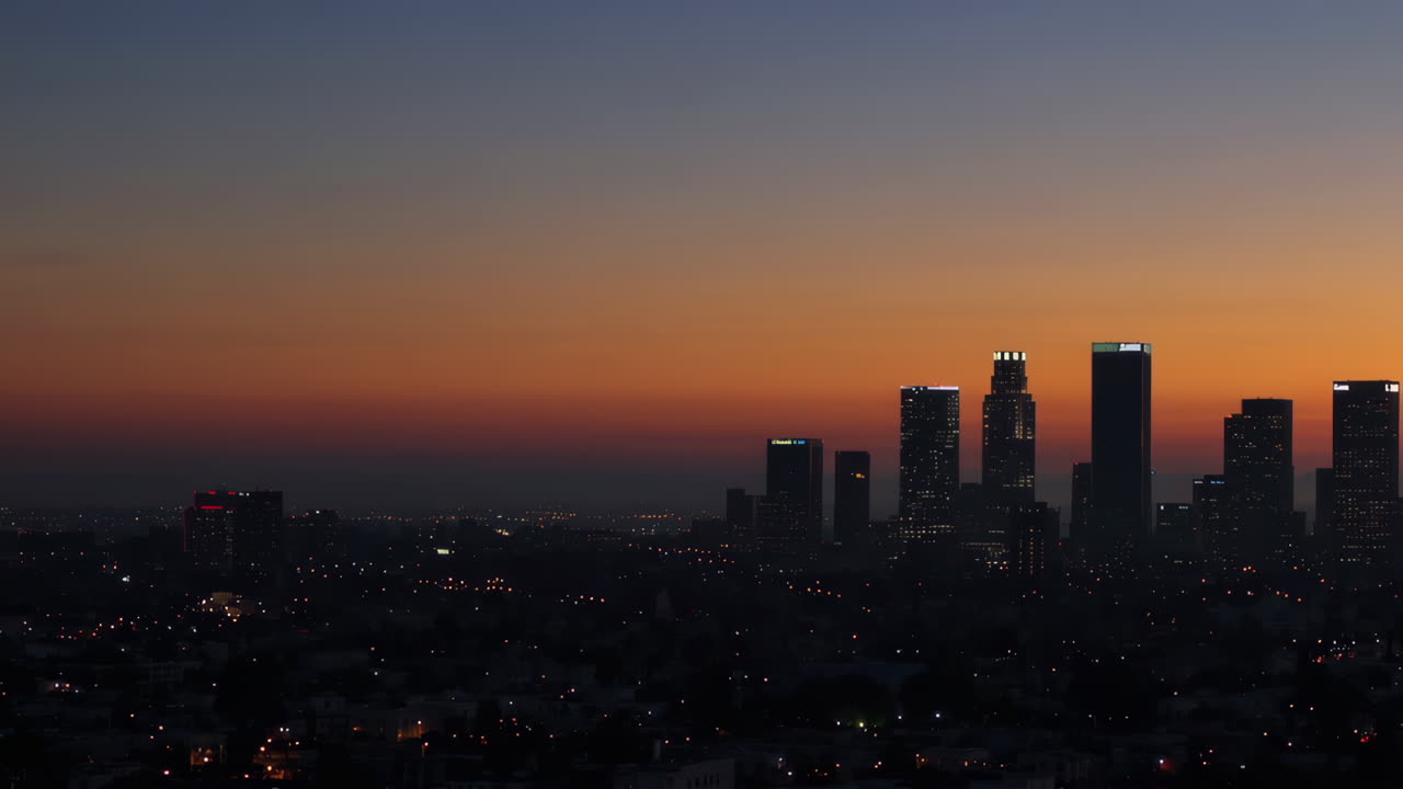 El horizonte de Los Ángeles al anochecer