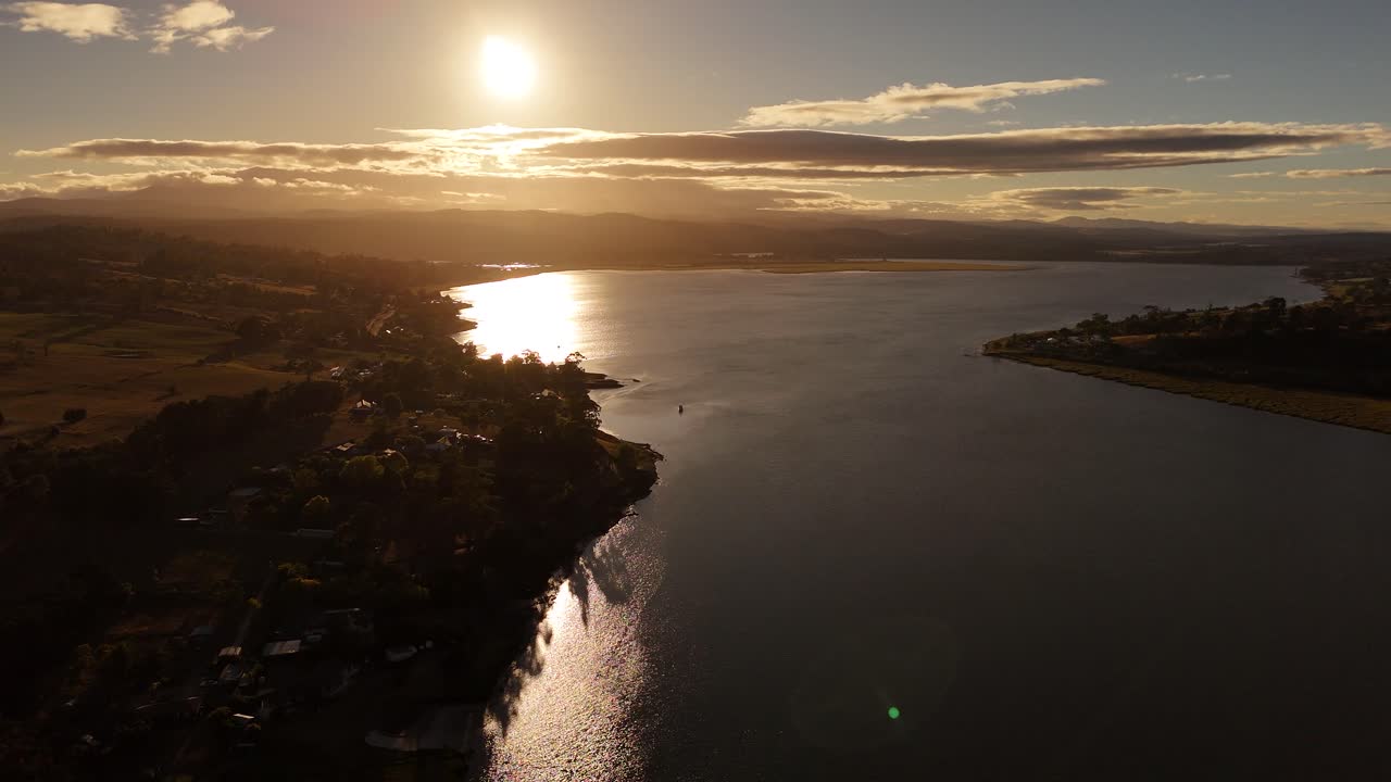 el río tamar al atardecer en la isla de tasmania, australia