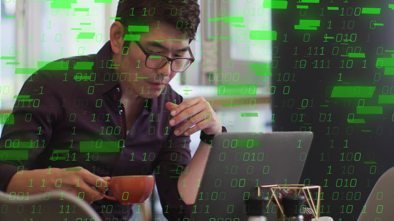 animación del procesamiento de datos sobre empresario asiático en la oficina