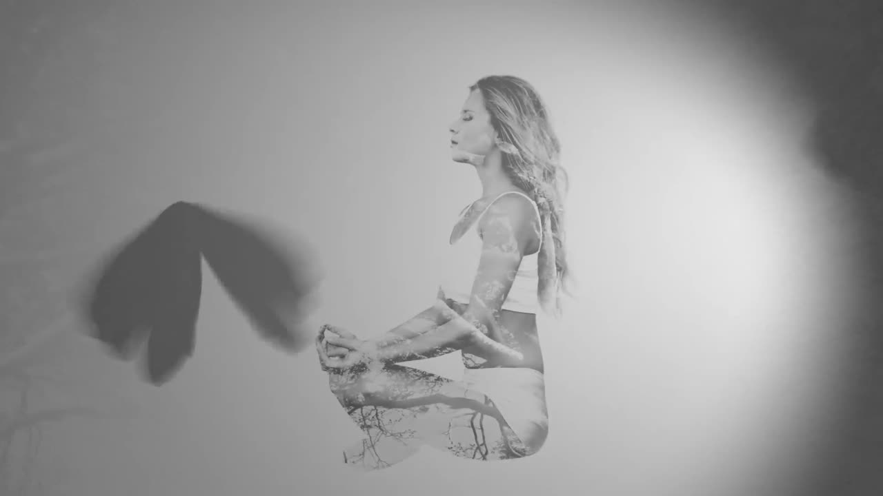 mujer meditando con mariposas