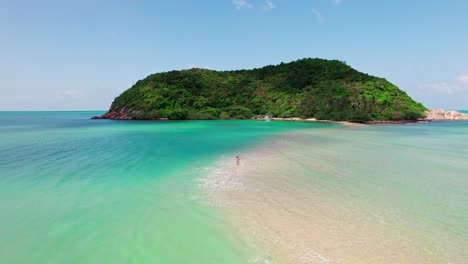 Imágenes-Aéreas-De-Drones-De-4k-De-Mae-Haad-Y-Koh-Ma-En-La-Isla-De-Koh-Phangan-En-Tailandia-Chica-En-Bikini-Caminando-Por-El-Banco-De-Arena