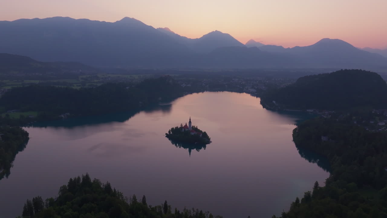 La chiesa dell'isola di Bled all'alba vista dall'alto, Slovenia