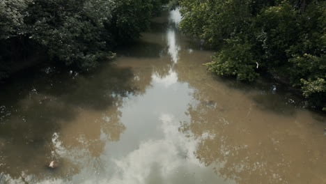 Un-Par-De-Ciclistas-Pasa-Por-El-Pequeño-Puente-En-El-Río-De-Chene-En-St