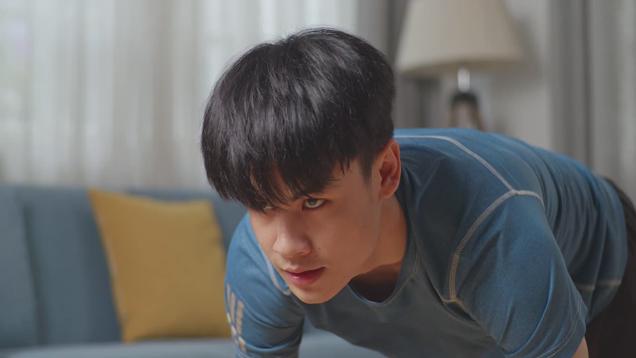 피트니스 근처에서 아시아 남성이 집에서 산악 운동을 하고 있습니다.